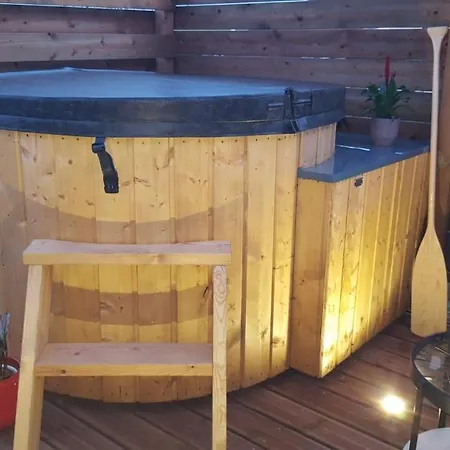 Country house La Roulotte Des Amish & Bain Nordique A Remous Jacuzzi