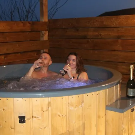 La Roulotte Des Amish & Bain Nordique A Remous Jacuzzi Landsted