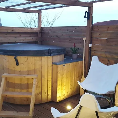 La Roulotte Des Amish & Bain Nordique A Remous Jacuzzi * Mattexey