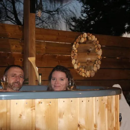 Country house La Roulotte Des Amish & Bain Nordique A Remous Jacuzzi *